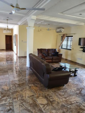 SPACIOUS APARTMENT, SLEEPS UP TO 8 PEOPLE, 2 BEDROOMS, 2 BATHS, 2 TOILETS, LARGE LIVING ROOM, AIR CONDITION, WIFI, BALCONY, GARDEN, KITCHEN, GARDEN, 20 MINUTES FROM AIRPORT, GROUND FLOOR, DETACHED BUI